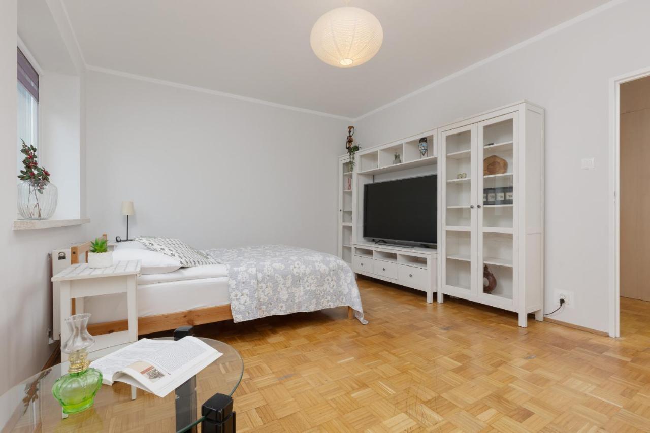 Studio Bielany With Home Office Near Metro Station By Noclegi Renters Βαρσοβία Εξωτερικό φωτογραφία
